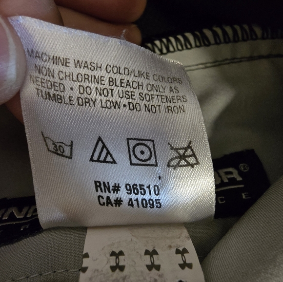 Under Armour Performance Black Bermuda Shorts Women's Size 6 - Picture 5 of 10